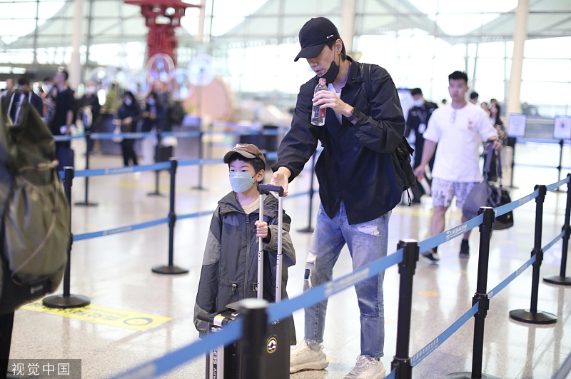 组图：Ella同老公和儿子劲宝回台北 对着镜头热情打招呼