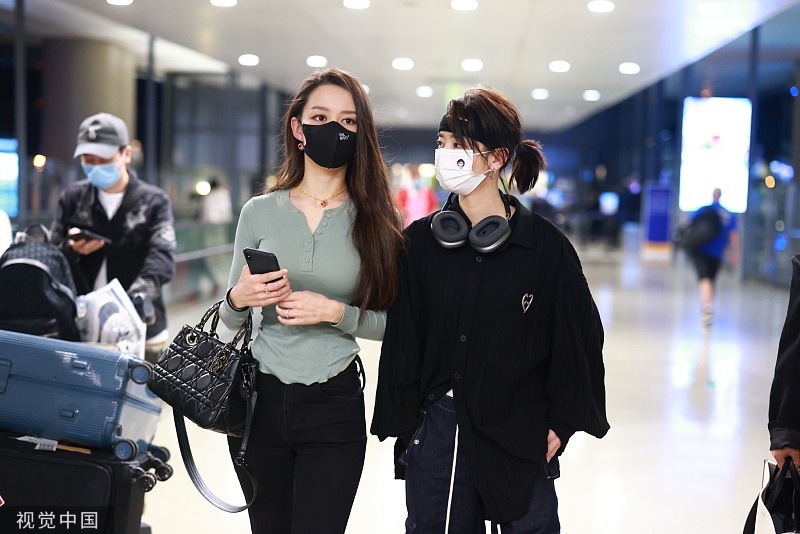 组图：吉娜与刘雅瑟深夜抵达机场 两人妆容精致气质出众